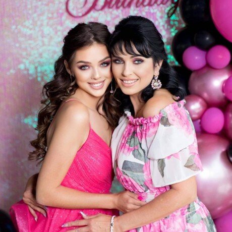 Mẹ vợ Bùi Tiến Dũng sinh ở nơi amp;#34;phụ nữ đẹp nhất thế giớiamp;#34;, nhìn sang mẹ vợ Đoàn Văn Hậu càng trầm trồ hơn - 6