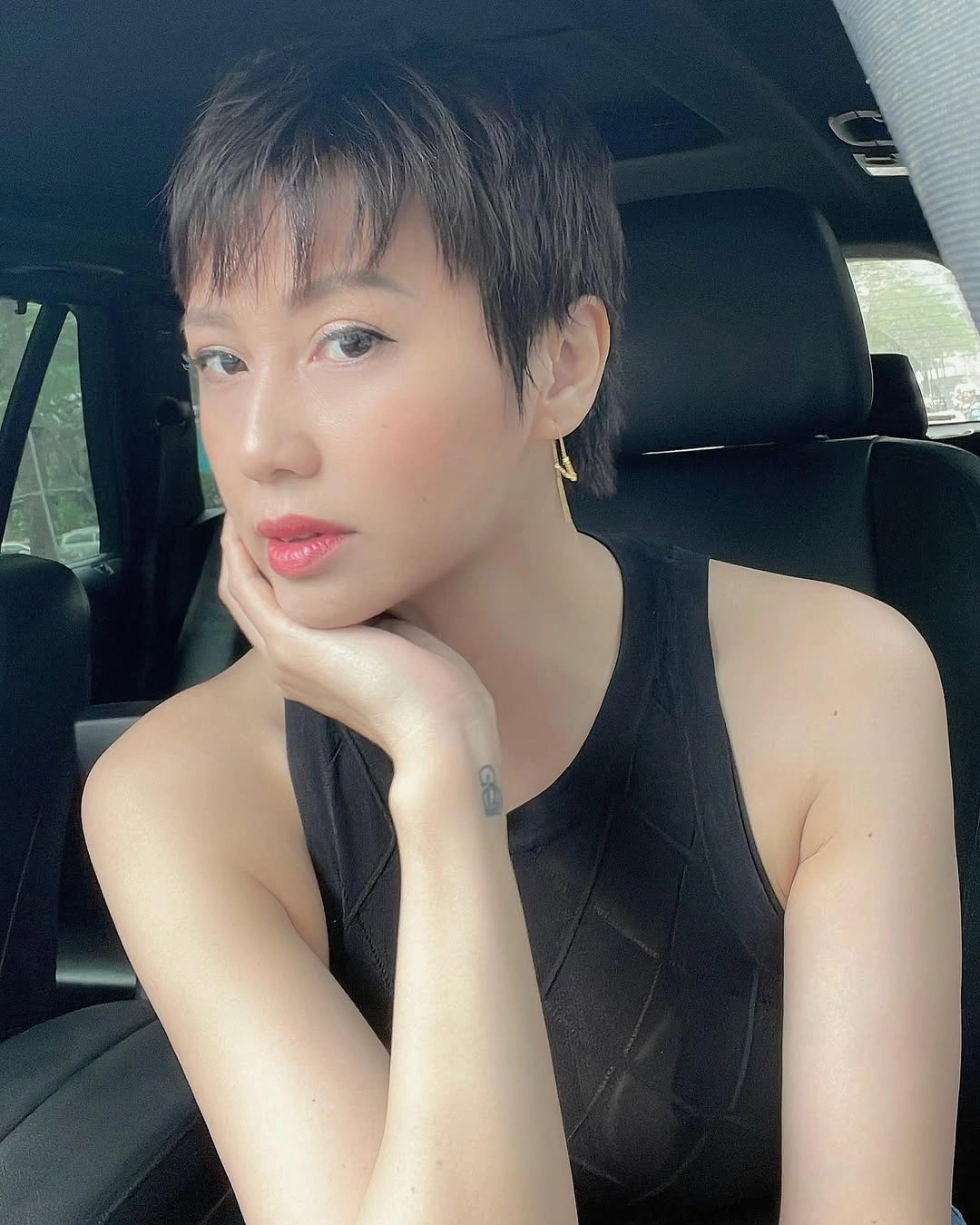 Mẹ vợ Bùi Tiến Dũng sinh ở nơi amp;#34;phụ nữ đẹp nhất thế giớiamp;#34;, nhìn sang mẹ vợ Đoàn Văn Hậu càng trầm trồ hơn - 12