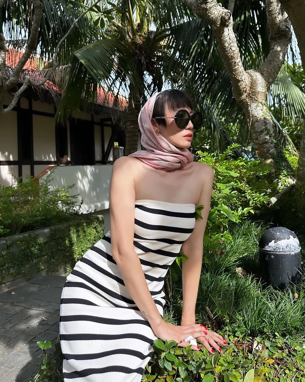 Tuy đã bước vào tuổi trung niên nhưng cô vẫn gây ấn tượng bởi vẻ trẻ trung và gu thẩm mỹ hiện đại, tinh tế, không ngại mặc hở.