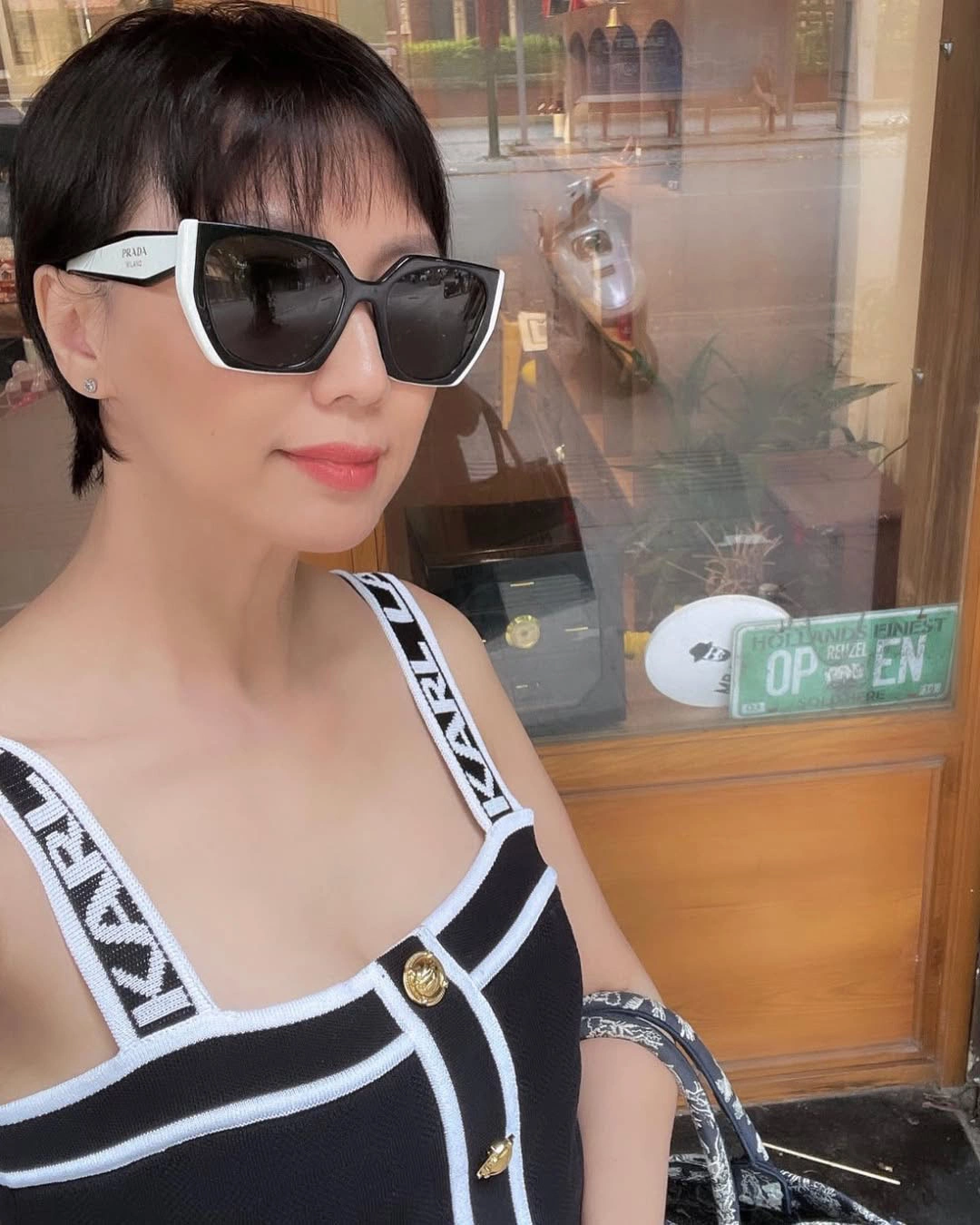 Mẹ vợ Bùi Tiến Dũng sinh ở nơi amp;#34;phụ nữ đẹp nhất thế giớiamp;#34;, nhìn sang mẹ vợ Đoàn Văn Hậu càng trầm trồ hơn - 13