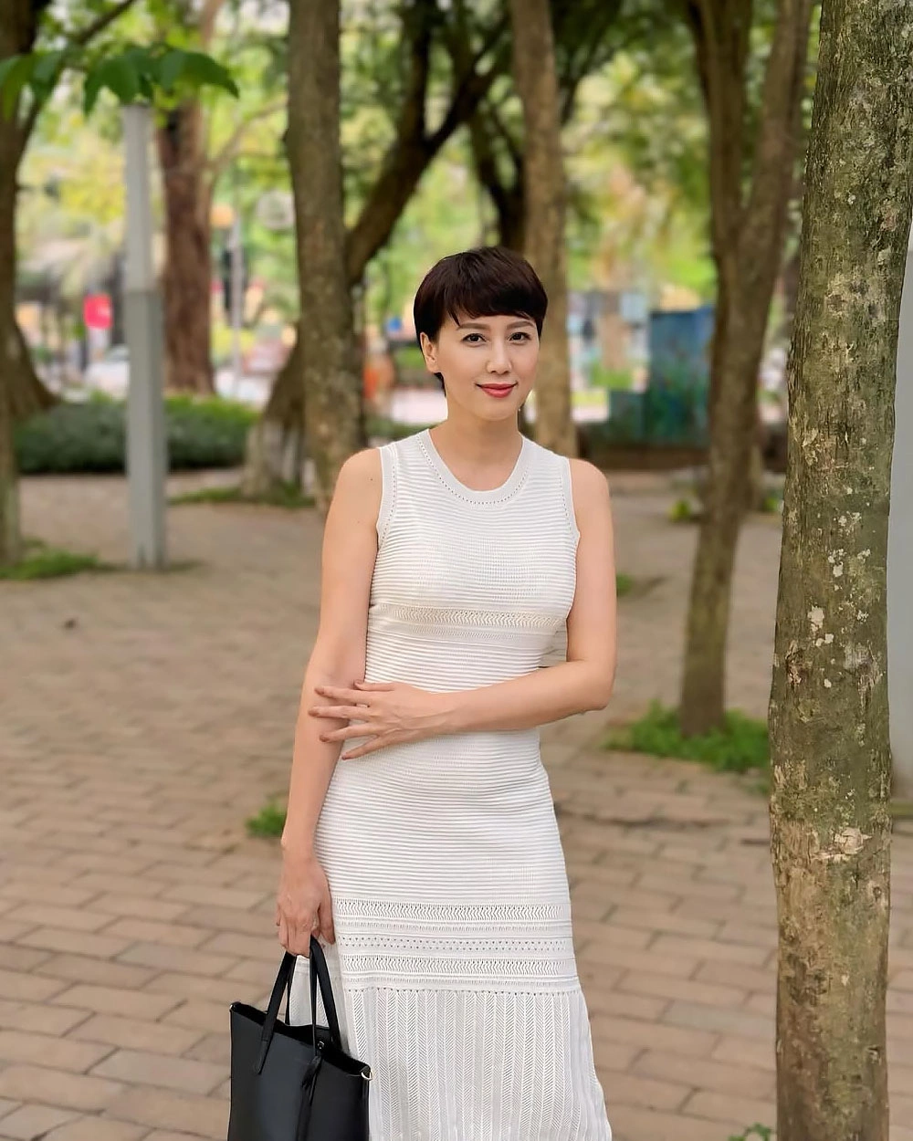 Mẹ vợ Bùi Tiến Dũng sinh ở nơi amp;#34;phụ nữ đẹp nhất thế giớiamp;#34;, nhìn sang mẹ vợ Đoàn Văn Hậu càng trầm trồ hơn - 16