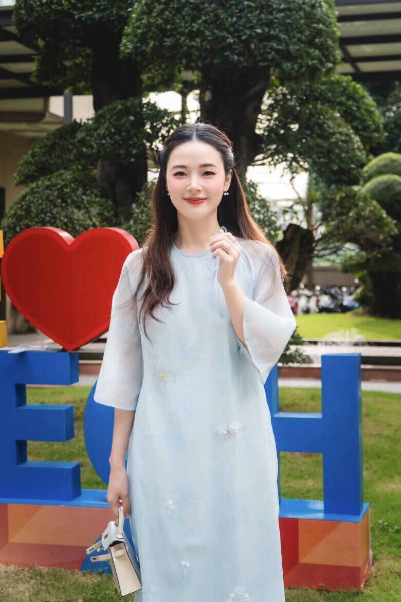 Midu dạo này giấu tiệt body amp;#34;mê ngườiamp;#34; với đồ rộng thùng thình, khác hẳn lúc xưa mặc gợi cảm đi dạy - 8