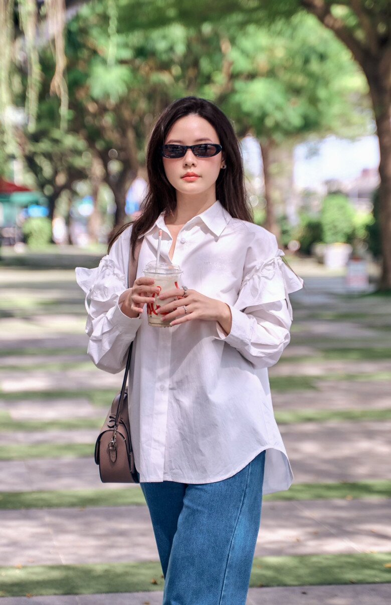 Chiếc áo giá khoảng 600 nghìn đồng được nàng dâu hào môn phối đầy tinh tế cùng chiếc túi Moynat Flori trị giá khoảng 4.500 USD (tương đương 115 triệu đồng), tạo nên màn kết hợp đẳng cấp giữa đồ bình dân và phụ kiện xa xỉ.