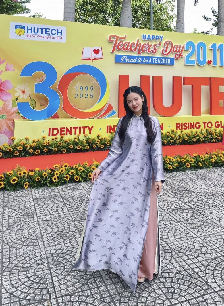 Trong dịp lễ 20/11, Midu diện áo dài với phom rộng thướt tha, nữ tính che đi đường cong hình thể quyến rũ thường thấy của cô.