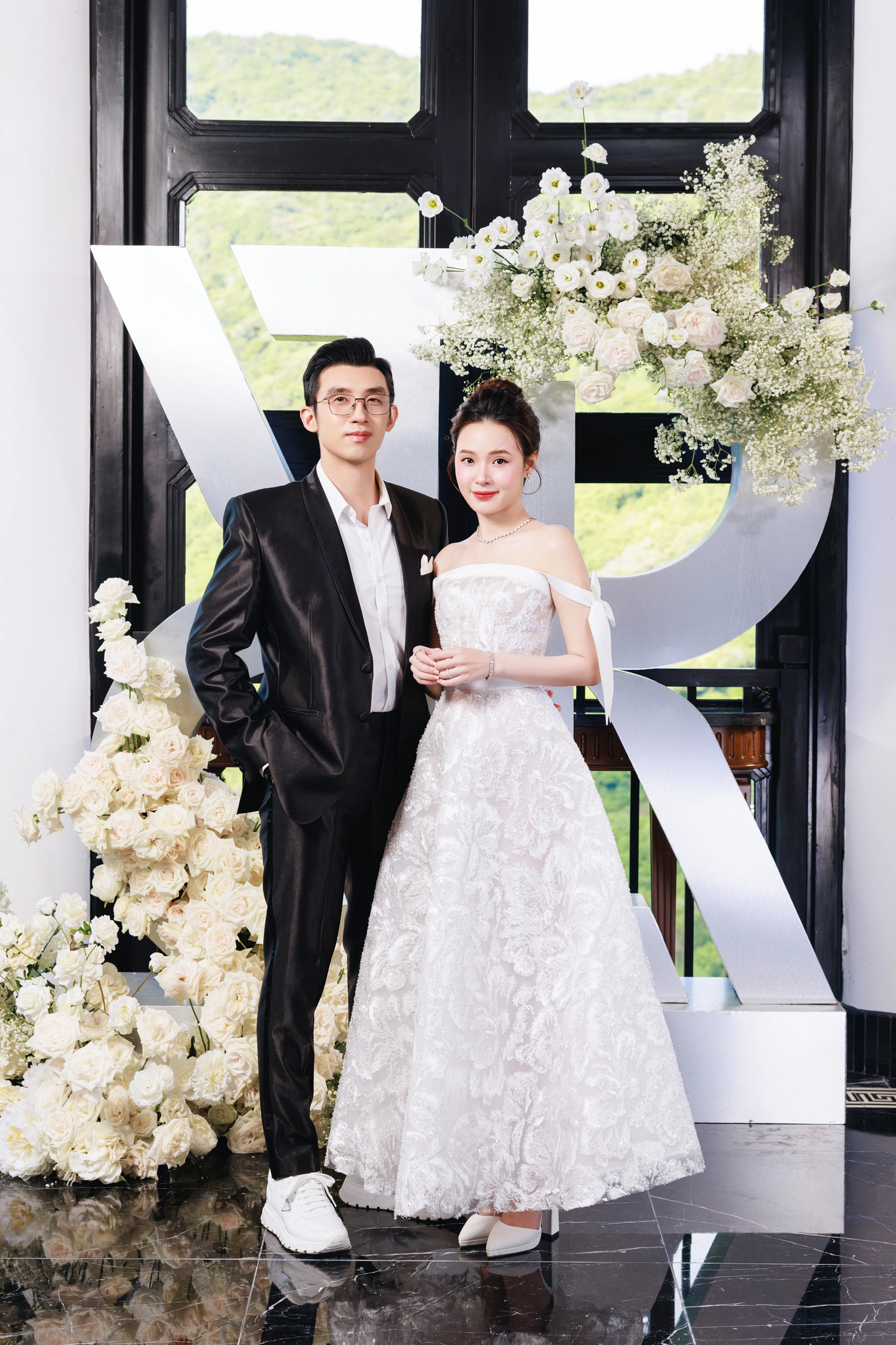 Tham gia sự kiện, Midu quyến rũ với đầm trễ vai và ôm sát eo trông như một nàng công chúa sánh đôi bên ông xã điển trai.