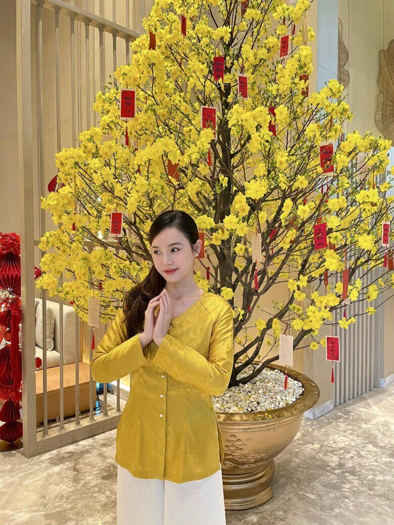 Sau khi làm dâu hào môn, mỹ nhân 8x ăn mặc kín đáo hơn và ưa chuộng những kiểu trang phục truyền thống như áo dài, áo bà ba.