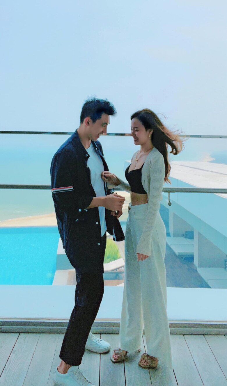 Thời điểm mới cưới, nàng hot girl tự tin khoe body siêu thực với vòng eo nhỏ xíu khi diện áo crop top.