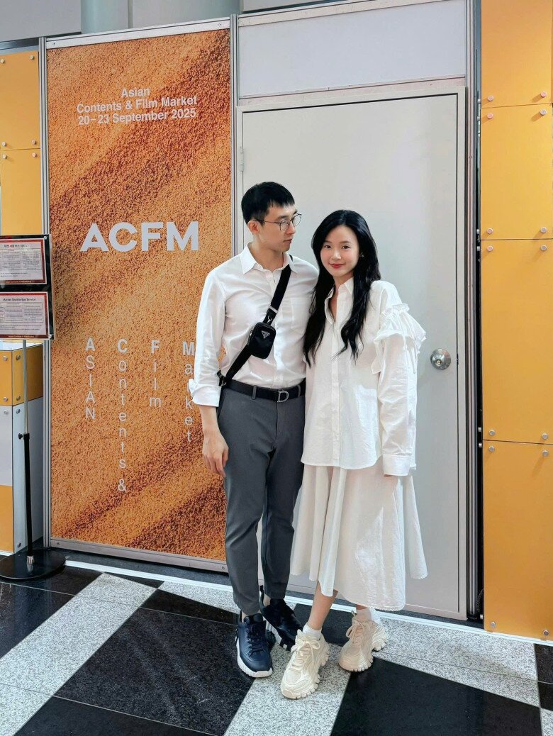 Khi sánh đôi bên chồng, nữ giảng viên xinh đẹp phối chiếc sơ mi quen thuộc với chân váy chữ A nhưng thay vì sử dụng thêm thắt lưng hay sơ vin áo để khoe vòng eo thon. Cô lại chọn buông thả gấu áo khiến vóc dáng trông lớn hơn nên càng làm tăng nghi vấn có bầu.