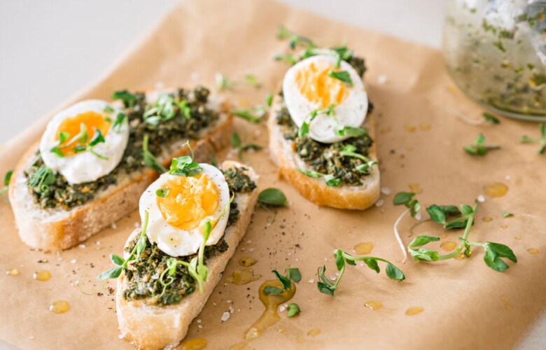 Kết hợp trứng với rau xanh và tinh bột lành mạnh sẽ có bữa sáng giảm cân hiệu quả.