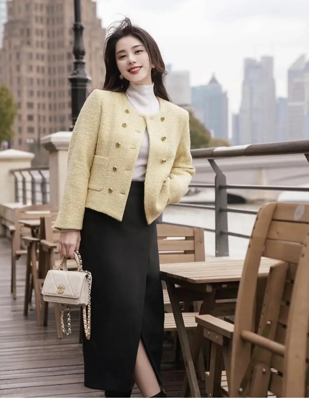 Sắc vàng rực rỡ sẽ giúp làm sáng tổng thể trang phục toàn đen hay trắng hoặc chị em có thể thử sang sắc vàng nhạt hơn để tạo nên hình ảnh đẹp dịu dàng mà không chói lóa.