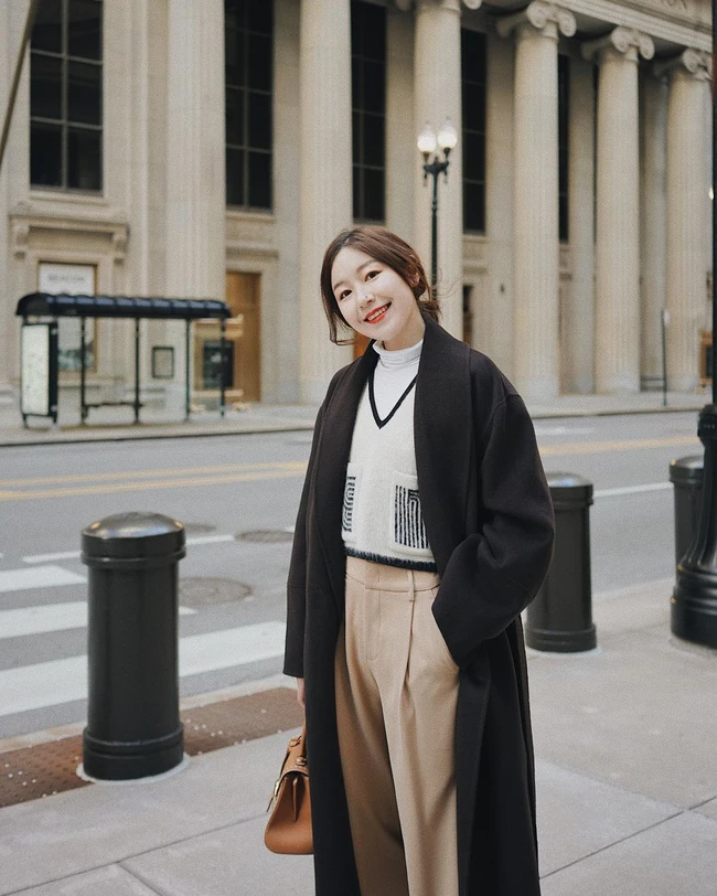Sắc nâu dịu nhẹ và dễ phối hơn nên chị em có thể thoải mái ứng dụng với các items quần, áo, túi xách khác nhau giúp tôn lên vẻ thanh lịch.
