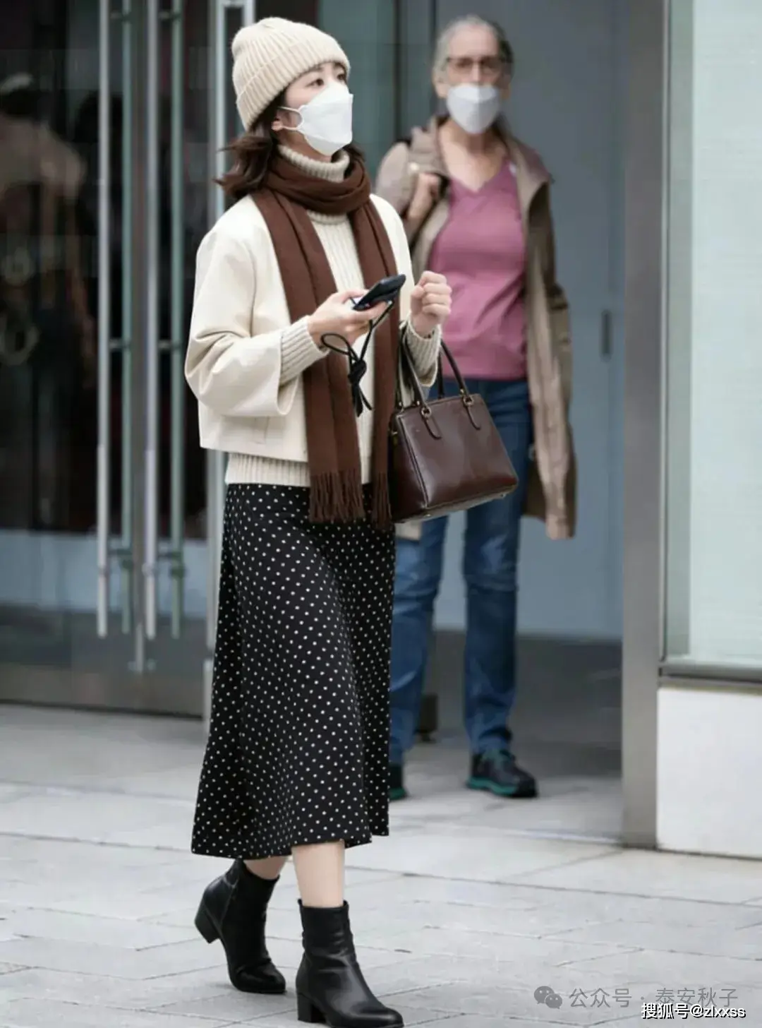 Ví dụ, một chiếc áo khoác ngắn màu be khoác ngoài áo len dáng dài cùng tông tạo nên sự đồng nhất về màu sắc, nhưng vẫn đủ cuốn hút nhờ cách xếp lớp khéo léo. 