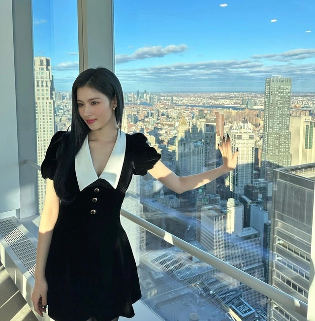 Chiếc váy nhung đen tay phồng mang phom dáng cổ điển, điểm nhấn là cổ áo trắng bản to đối lập tạo nên vẻ sang trọng, thanh lịch. Chi tiết hàng cúc kim loại ở thân váy khiến tổng thể thêm phần tinh xảo vừa hợp đi làm vừa hợp đi hẹn hò với bạn trai.