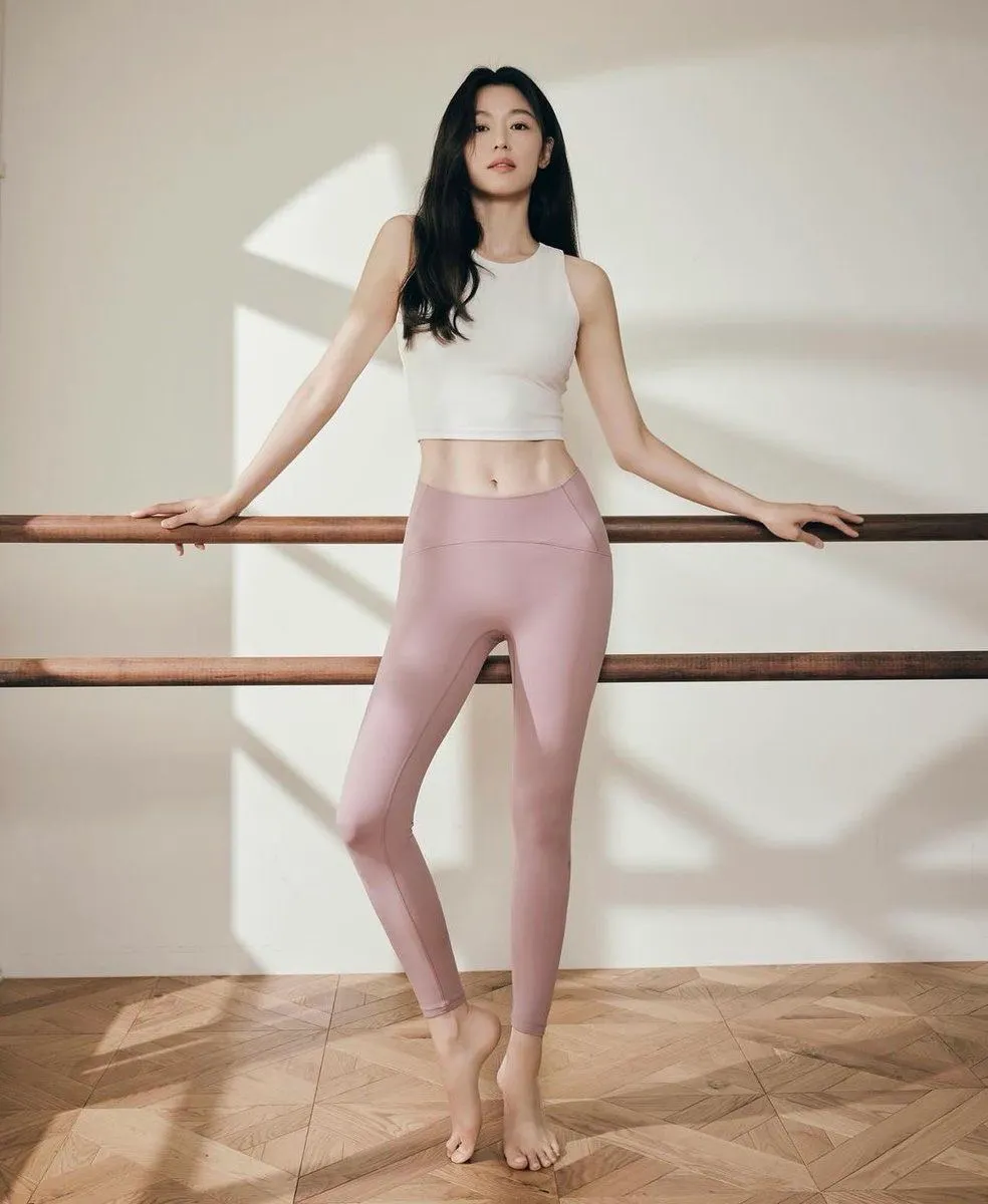 Dù lịch trình bận rộn, cô cũng không quên việc tập luyện.