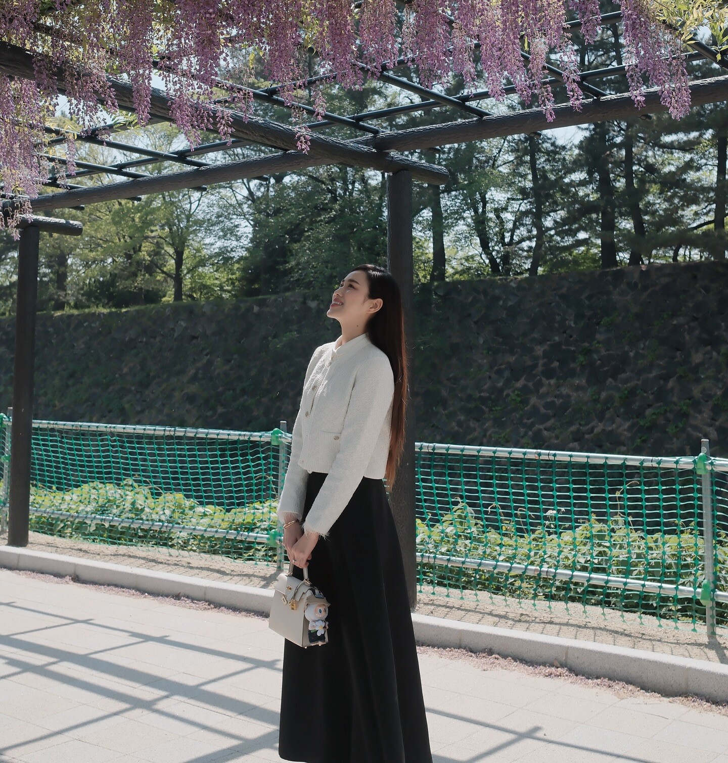 Từ chân váy xòe, bút chì đến dáng midi, các biến tấu của chân váy đen mang đến nét đẹp đa dạng khi thì nữ tính, khi lại quyền lực và hiện đại. Đây là item “kinh điển” được các nàng dâu hào môn yêu thích nhờ khả năng kết hợp linh hoạt trong mọi hoàn cảnh.