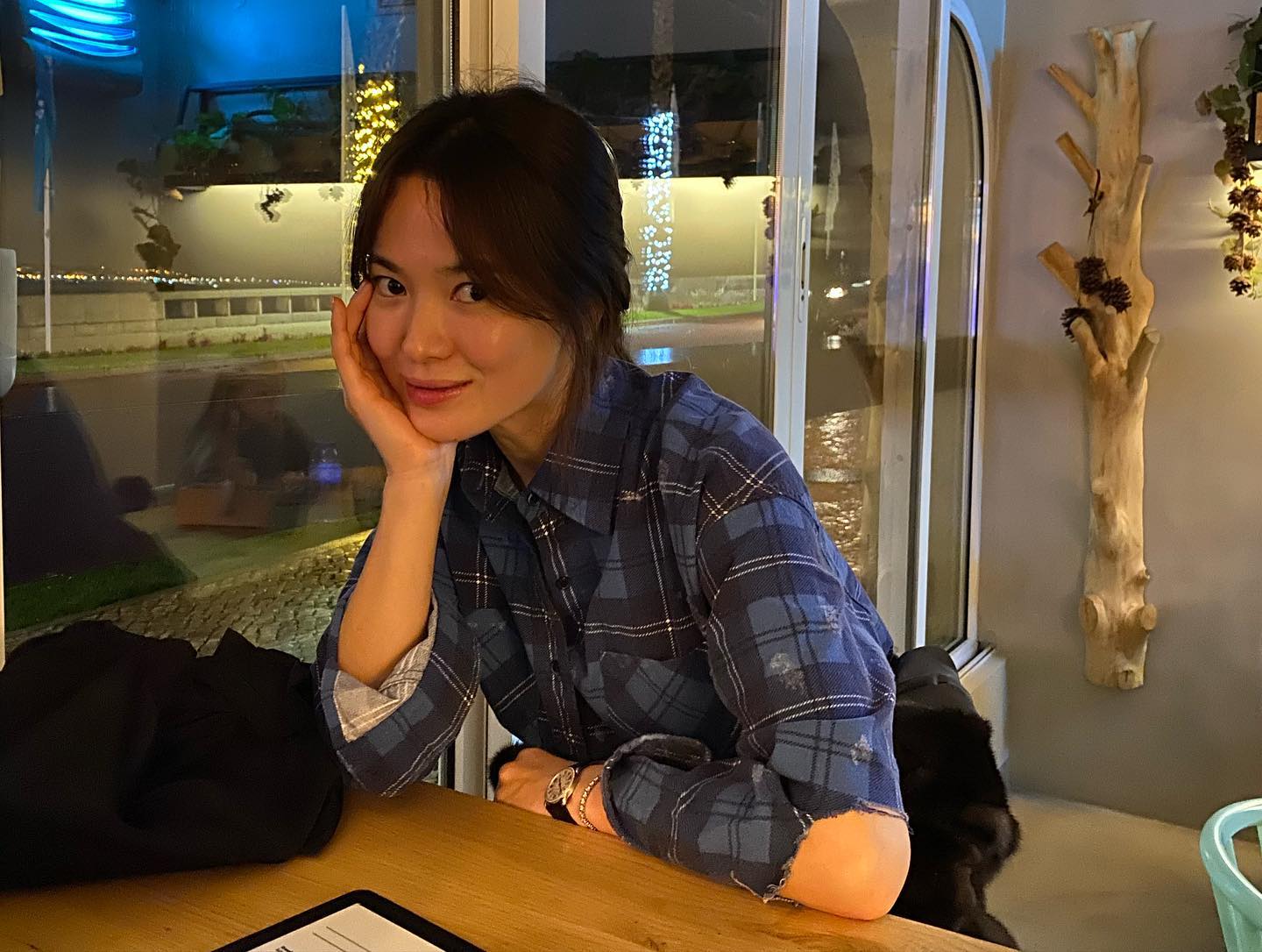 Đôi lúc, cô cũng đổi mới với gam màu khác biệt hoặc họa tiết để làm mới phong cách nhưng vẫn luôn tiết chế một cách vừa phải.