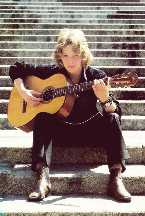 Nhìn lại đỉnh cao nhan sắc “cậu bé đẹp nhất thế giới” vừa qua đời: Đẹp đến siêu thực nhưng biến cuộc đời thành bi kịch - 15