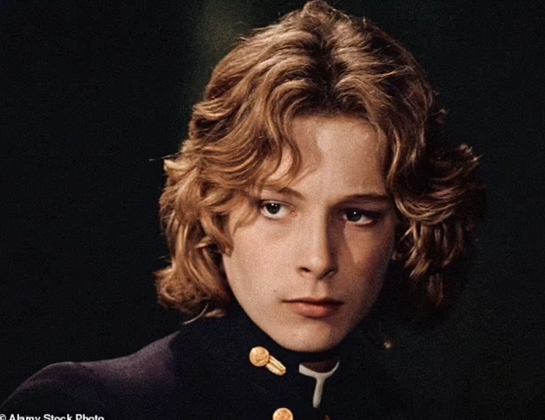 Nhìn lại đỉnh cao nhan sắc “cậu bé đẹp nhất thế giới” vừa qua đời: Đẹp đến siêu thực nhưng biến cuộc đời thành bi kịch - 9