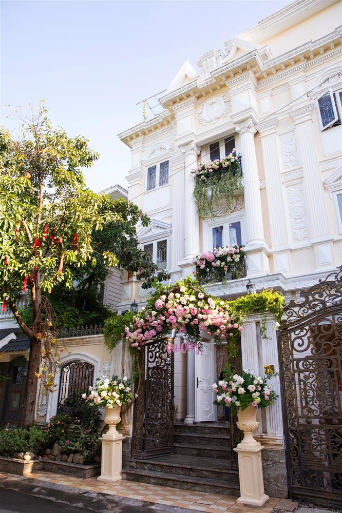 Minh Hằng sở hữu từ siêu xe, biệt thự đến đồ hiệu đắt giá.