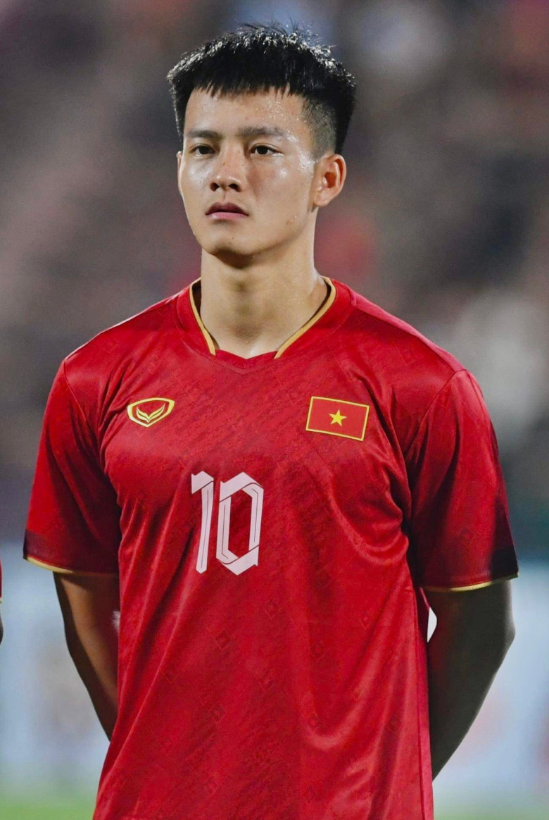 Hot boy sân cỏ Nguyễn Thanh Nhàn nay đã trở thành người hùng sân cỏ khi mang về bàn thắng quyết định cho đội tuyển U22 Việt Nam tại SEA Games 33.