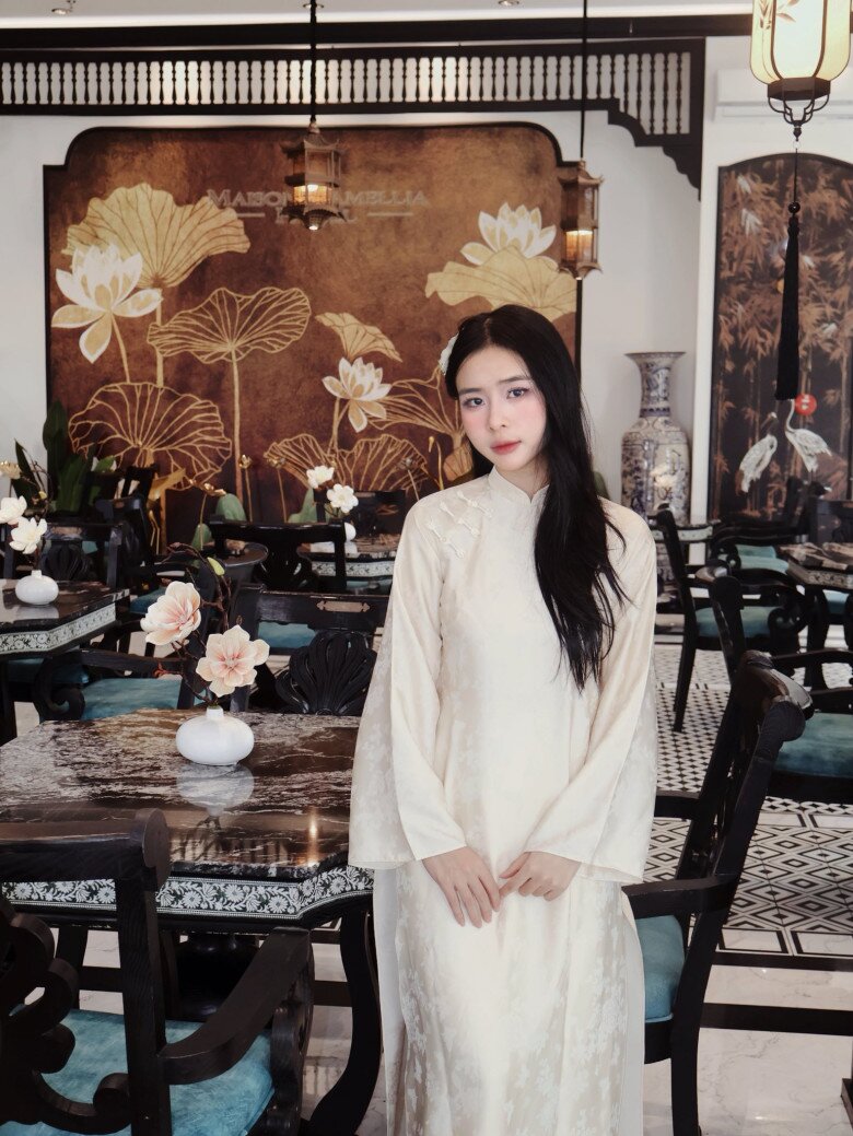 Mái tóc đen dài buông mềm càng làm tôn lên vẻ nữ tính, mềm mại của bà xã cầu thủ Thanh Nhàn.