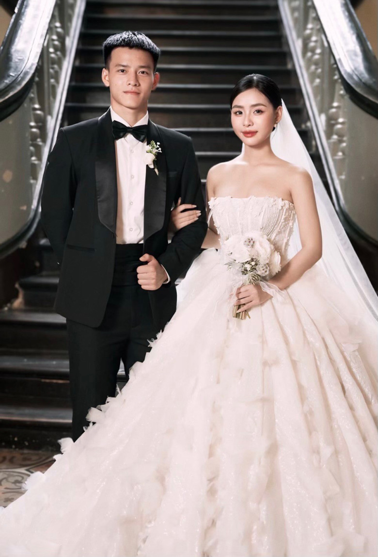 Thanh Nhàn đã kết hôn với người bạn gái yêu lâu năm là Ngọc Lan.