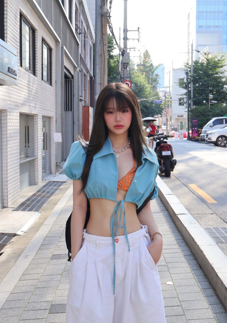 Hình ảnh cô hot girl tuổi teen nông nổi năm nào giờ đã hoàn toàn nhường chỗ cho một Linh Ka trưởng thành, quyến rũ và đầy tự tin.