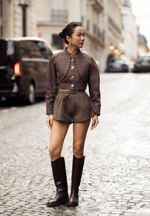 Ngoài quần dài, những cô nàng nhỏ nhắn có thể thử mặc quần short cạp cao vì kiểu quần này dễ dàng giúp họ trông cao hơn. Việc khoe đùi và để lộ một chút da thịt, kết hợp với bốt cao đến đầu gối, sẽ giúp đôi chân trông thẳng hơn.