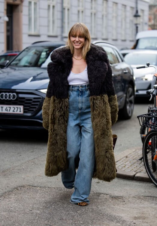 Bạn có thể bắt đầu với quần jeans cạp cao, kết hợp cùng áo đơn sắc gọn gàng bên trong, sau đó khoác thêm áo khoác dài hoặc trench coat để hoàn thiện set đồ.