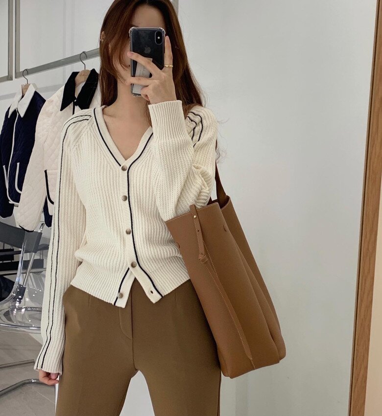 Áo cardigan cổ chữ V tạo đường kéo dọc cho phần thân trên, giúp cổ và thân người trông dài hơn, từ đó tôn dáng và mang lại hiệu ứng “hack” chiều cao rõ rệt.