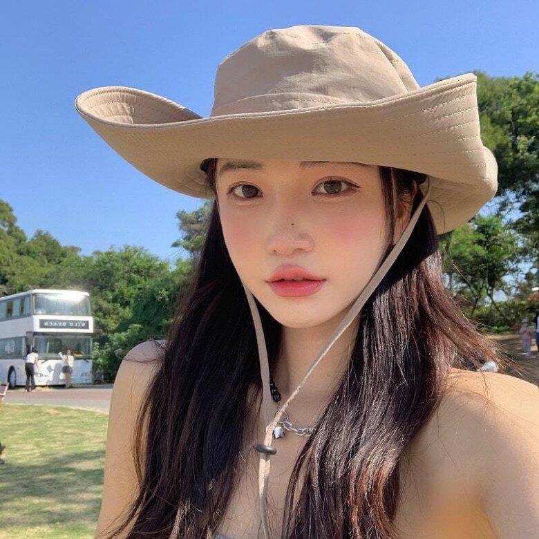 Đừng quên bảo vệ mái tóc khi tham gia các hoạt động ngoài trời.