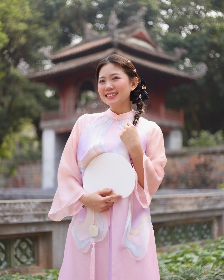 Áo dài cũng là trang phục yêu thích của Mạch Khanh.