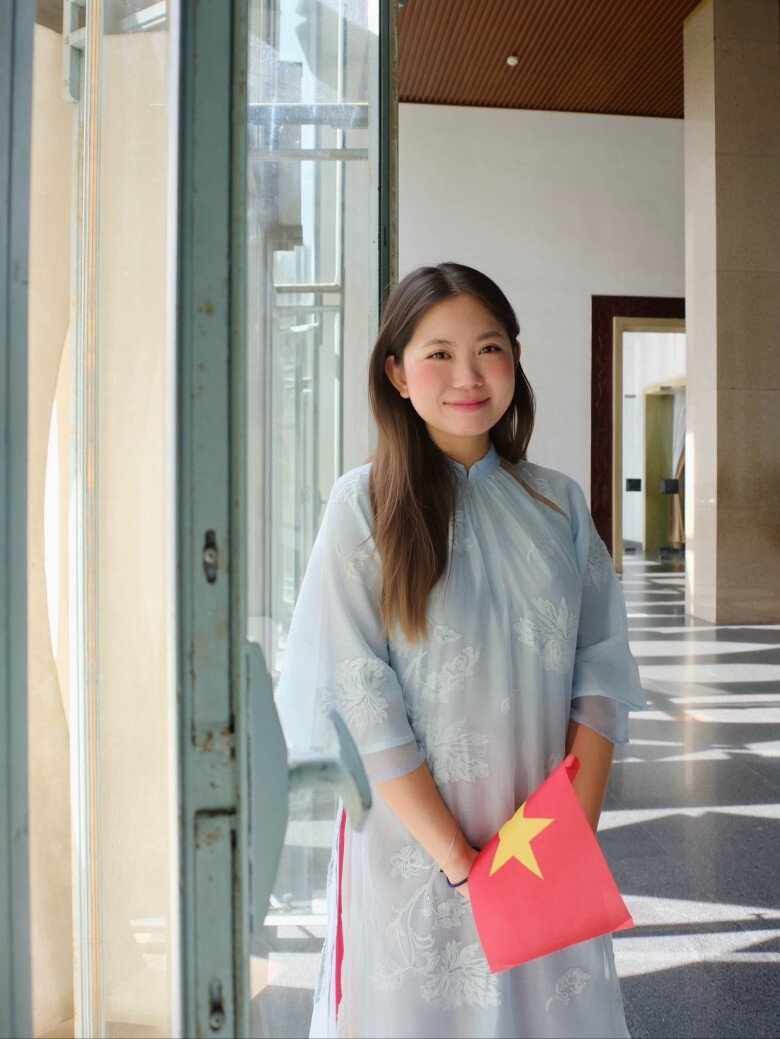Diện áo dài màu xanh mướt mắt đơn giản nhưng nữ cơ phó trẻ tuổi vẫn đẹp rực rỡ nhờ vẻ dịu dàng đậm chất Á Đông và nguồn năng lượng dồi dào.
