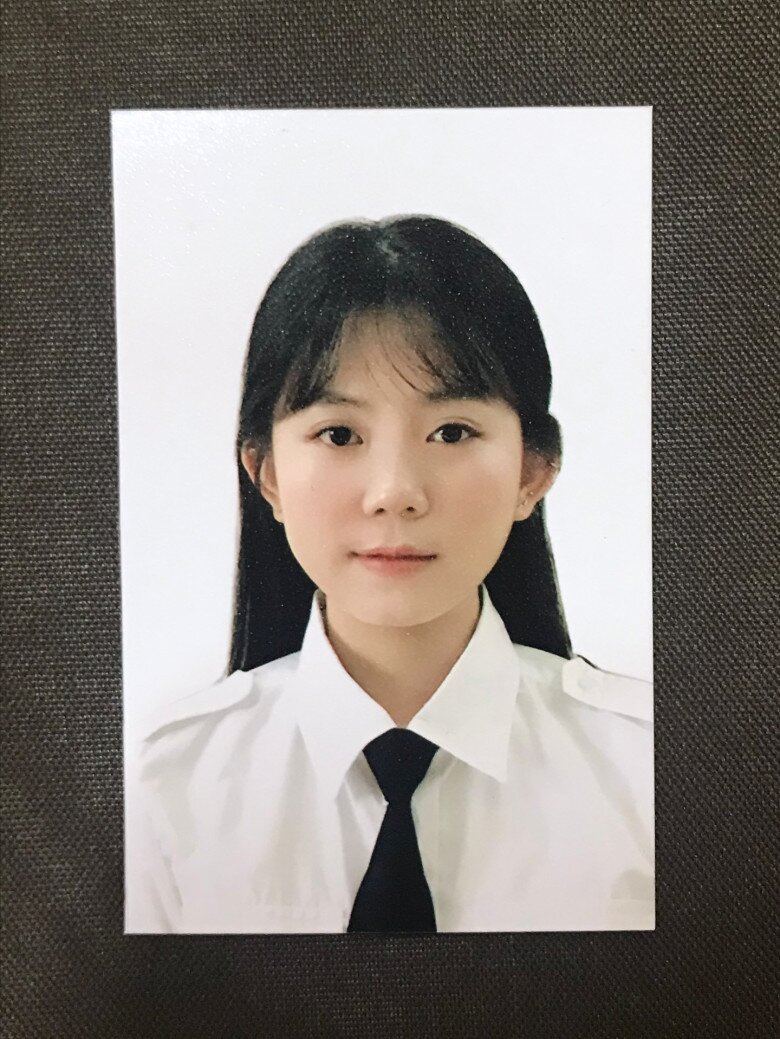 Nhìn ảnh thẻ của cô bạn khi làm cơ phó trông không khác gì nữ sinh cấp 2, cấp 3.