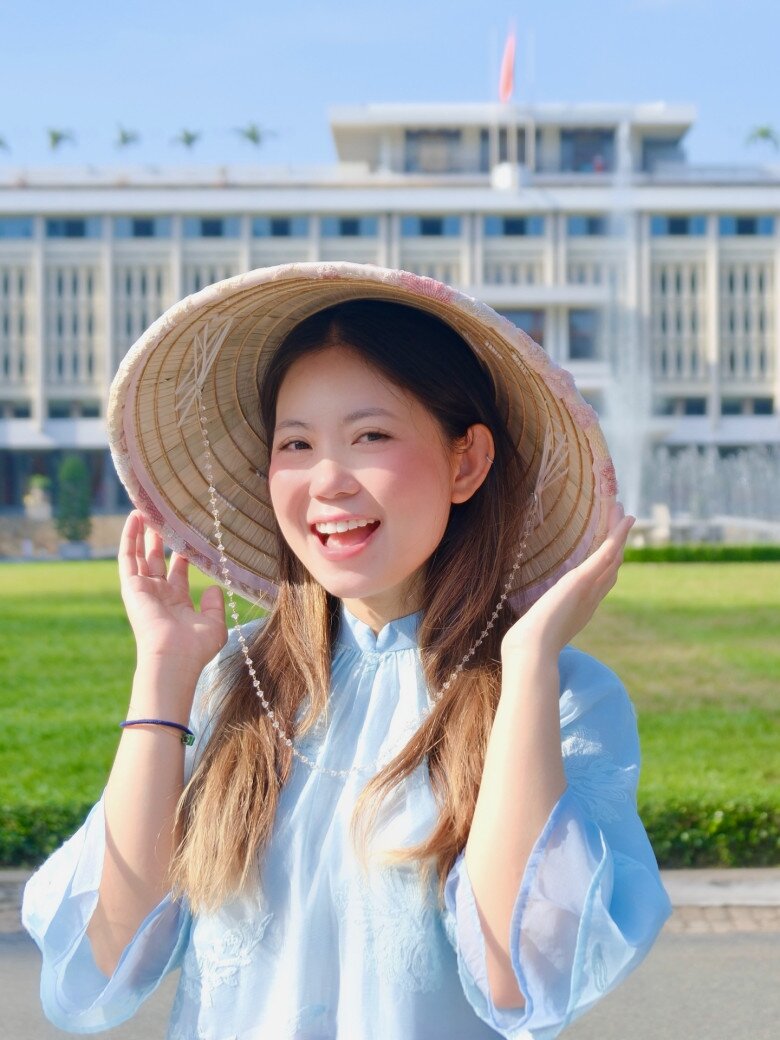 Bộ ảnh chụp áo dài của Mạch Khanh mới đây làm đốn tim cư dân mạng bởi nhan sắc quá đỗi ngọt ngào.