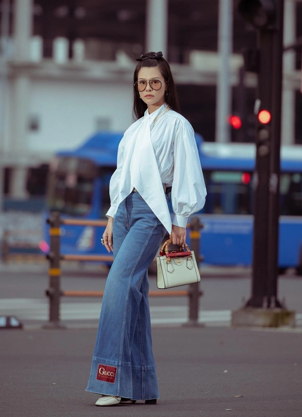 Bùi Lan Hương khoe phong cách đường phố phóng khoáng nhưng vẫn đậm chất xa xỉ. Nữ ca sĩ diện quần jeans Gucci phối cùng túi xách đồng thương hiệu trị giá 3.300 USD (khoảng 80 triệu đồng). 