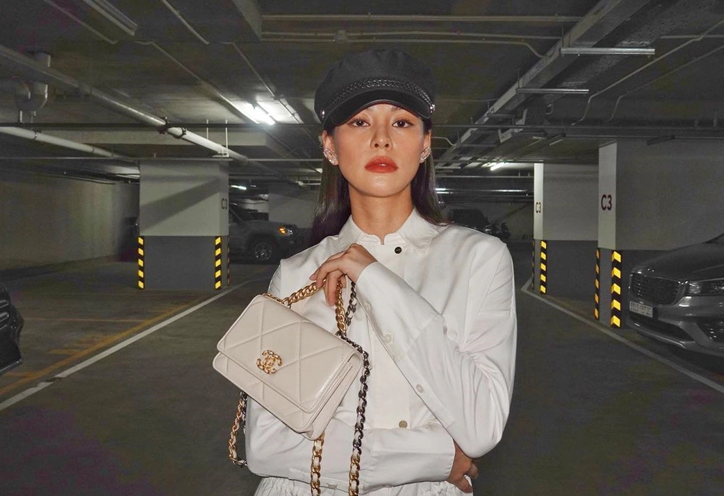 Một thiết kế xa xỉ khác trong bộ sưu tập của Bùi Lan Hương là chiếc Chanel 19 phiên bản màu trắng, có giá khoảng 6.400 USD (tương đương 155,4 triệu đồng).