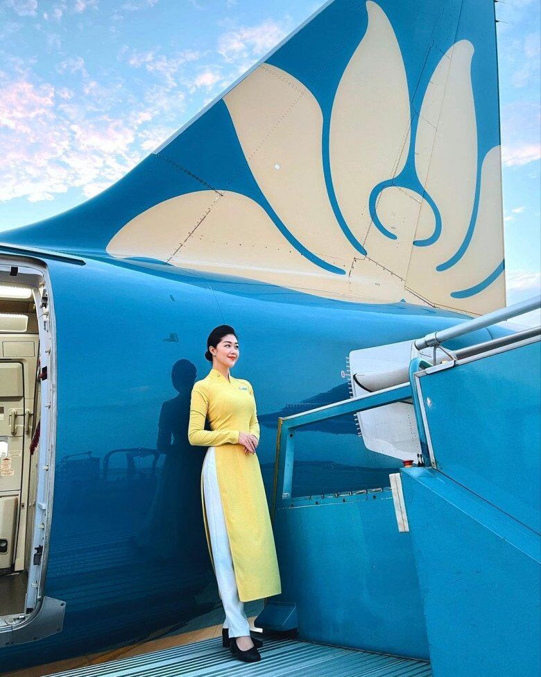 Khoác lên mình tà áo dài truyền thống, Nam Phương toát lên vẻ dịu dàng và thần thái nền nã, khiến sắc đẹp của cô càng thêm rạng rỡ giữa bầu trời xanh.