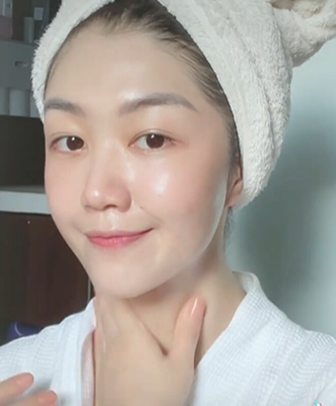 Cô cũng chú trọng chăm sóc da vùng cổ.