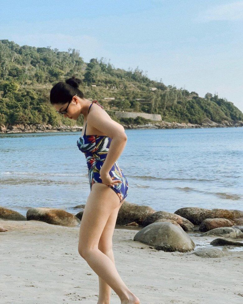 Nữ tiếp viên trưởng khiến nhiều người trầm trồ bởi vóc dáng quyến rũ và đường cong mềm mại, toát lên nét đẹp vừa thanh lịch vừa cuốn hút.