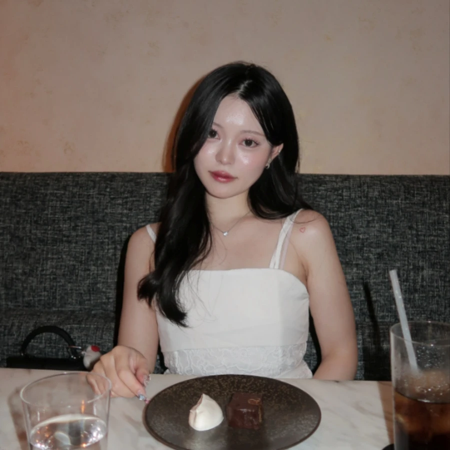 Ăn vặt đêm khuya dễ tích mỡ nên cô nàng Youtuber luôn cố gắng hạn chế.