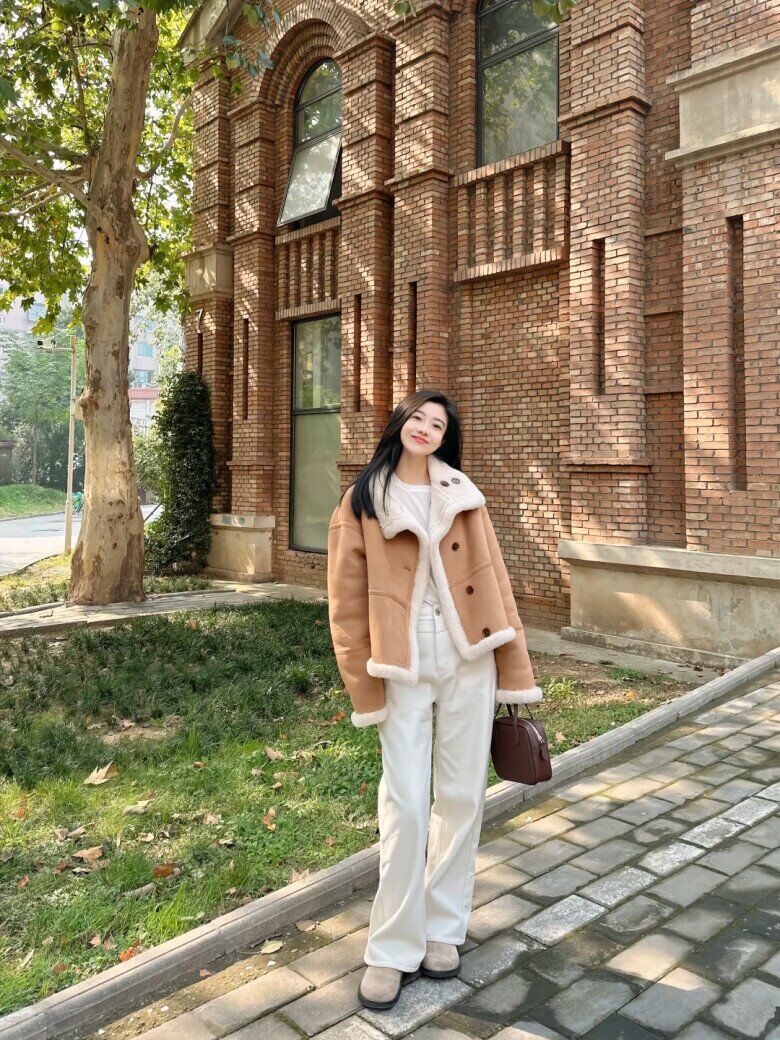 Thiết kế da lộn mang đến cảm giác ấm áp đồng thời thể hiện sự sang trọng và chỉn chu. Khi kết hợp với quần cạp cao, chiếc áo giúp tạo hiệu ứng kéo dài đôi chân, khiến tổng thể trông cao ráo và thanh thoát hơn.