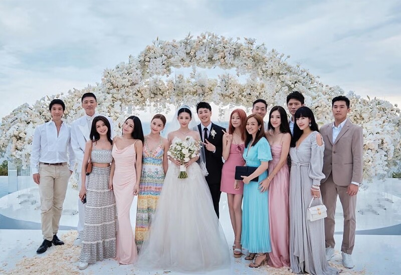 Đây là thời điểm mùa cưới trong năm, kéo theo hàng loạt chủ đề quen thuộc được dân mạng bàn tán rôm rả: từ tiền thách cưới, phong bì mừng cưới cho tới mâm cỗ. Nhưng giữa muôn vàn câu chuyện ấy, trang phục dự đám cưới của các cô gái lại trở thành tâm điểm chú ý hơn cả.