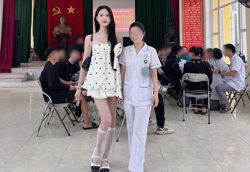 Mới đây, mạng xã hội xôn xao trước loạt ảnh ghi lại khoảnh khắc một cô gái xuất hiện tại khu vực khám nghĩa vụ quân sự ở xã Kiến Minh (Hải Phòng). Giữa một dàn nam giới, sự xuất hiện của cô gái với mái tóc dài, váy ngắn và đôi chân thon nuột nà lập tức gây chú ý.