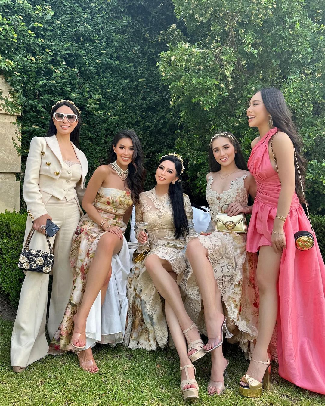 Bạn gái Hiếu Nguyễn xuất hiện trong nhiều dịp đặc biệt của gia đình tỷ phú và vô cùng thân thiết giống như đã trở thành một thành viên của gia đình.