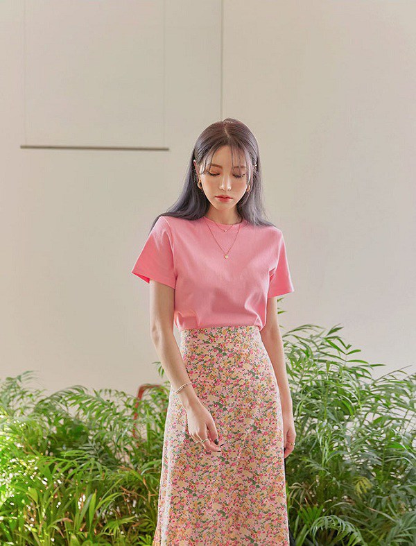 Trang phục có họa tiết luôn là “vũ khí” giúp bạn định hướng ánh nhìn của người đối diện. Những mảng họa tiết nổi bật sẽ tự động thu hút sự chú ý, vì vậy nếu bạn muốn tôn lên một phần cơ thể đẹp, hãy chọn áo, váy hoặc quần có chi tiết, màu sắc hoặc hoa văn nổi ở vị trí đó.