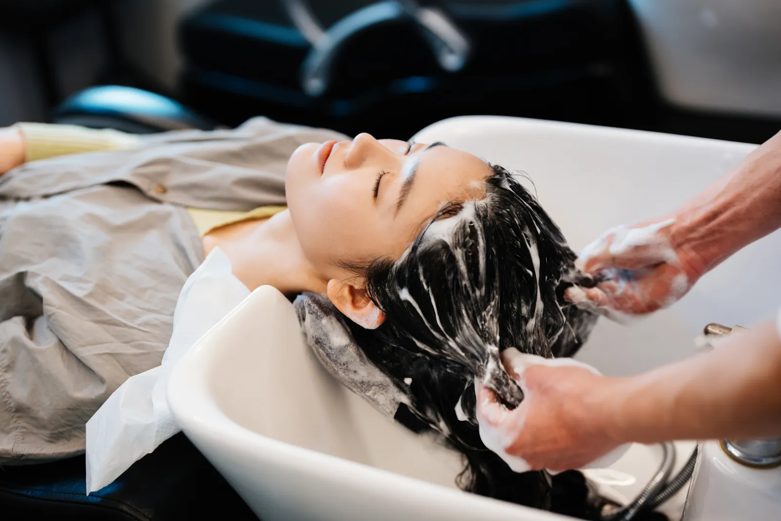 Phương pháp gội đầu sandwich đang rất hot nhờ hiệu quả làm sạch rất tốt lại giúp tóc chắc khỏe, bóng mượt.