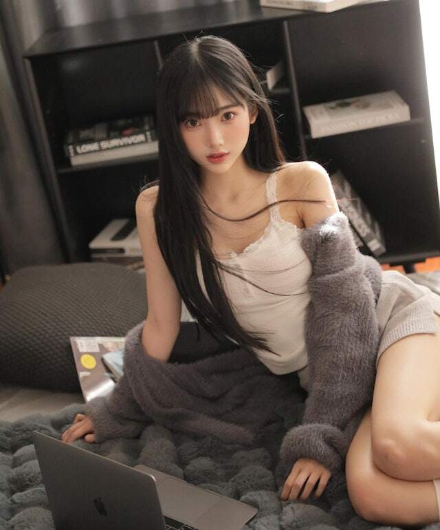 Thất Thất có gương mặt thanh tú với đôi mắt long lanh, toát lên vẻ ngây thơ.