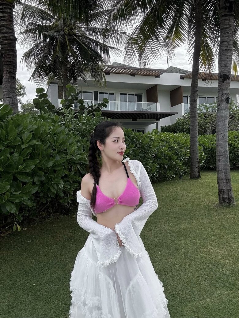 Diện bikini hồng rực nhưng Puka khéo léo phối với váy voan xòe thướt tha để không khoe da thịt quá đà.