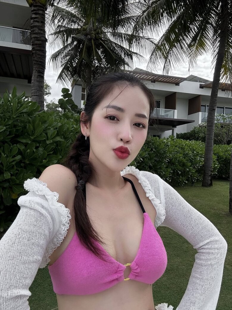 Làn da sáng mịn cùng vòng 1 được mệnh danh đẹp nhất làng hài Việt khi nhìn cận của Puka.